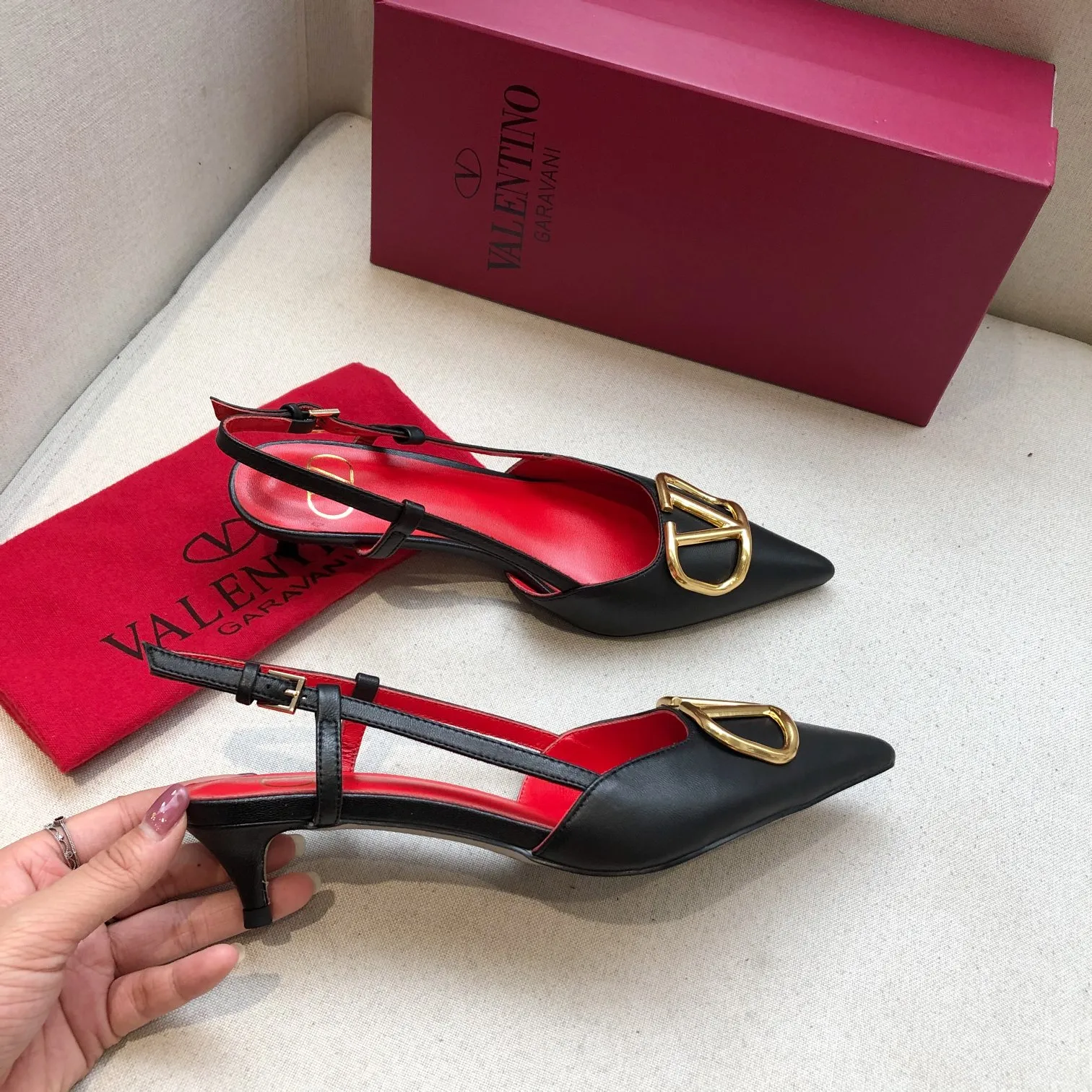 👟👟Ex-factory price 520👟👟 🆕Valentino. Valentino big v buckle shoes ㊙️Latest series in the counter, authentic version, perfect details It does not grind or tire your feet. It is a walking artifact. The last shape is completely compared to the counters. The details are perfect. Without the original version, it cannot be made so exquisite. Exclusive molded brass color. The highest version on the market. Fabric: imported sheepskin, lining and foot pads are all sheepskin. Color: 6 colors optional. Number of yards (34 to 41) 42 customized, non-refundable and non-exchangeable. Heel height: 4CM